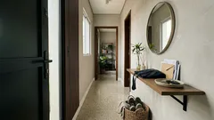 Hall de entrada pequeno: o truque do aparador estreito e do espelho na altura certa (sem travar a passagem)