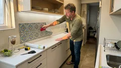 Como dar outra cara à cozinha pequena sem reforma: cor, luz e alguns truques que funcionam