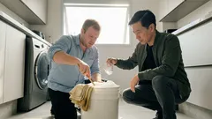 À noite, deixo os panos de prato de molho: de manhã, voltam a ficar brancos (com medidas e cuidados)