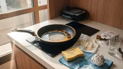 Frigideira e grill engordurados? O passo a passo simples para limpar sem riscar o antiaderente